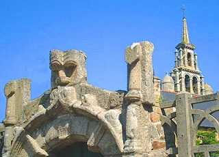 Pleubian : glise et vieux porche