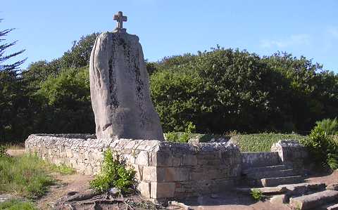 menhir de Saint-Uzec, Pleumeur-Bodou